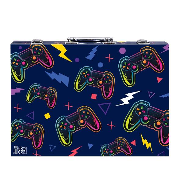 Indiferent cate culori ai niciodata nu sunt suficiente pentru creatiile tale artistice Cu trusa HappiHobbi Deluxe Art Case Joc Video vei gasi 100 de accesorii pentru a desena modelele tale preferate si a explora diferite tehnici artistice Toate sunt impachetate cu grija intr-o trusa practica cu maner astfel incat sa poti lua creativitatea cu tine oriunde te-ai duce