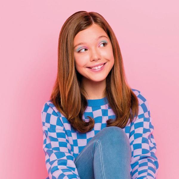 Un set pentru machiaj Crazy Chic care urmeaza tendinta curcubeului foarte iubita de fete Doua tavi pline cu farduri de ochi rujuri luciu de buze si lacuri de unghii ideale pentru a le lua cu tine oriunde