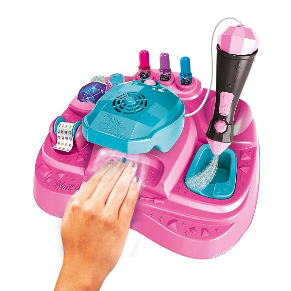 Studio De Arta Pentru Unghii nou si inovator cu un design modern si ergonomic &mdash creat pentru super artistici unghiilor ai viitorului Masinile pentru pulverizarea glitter-ului si uscarea lacului de unghii garanteaza look-uri cu adevarat la moda si trendy Kitul include lacuri de unghii Crazy Chic autocolante pentru unghii si pulbere colorata cu glitter pentru decoratiuni super glam Un set de joaca creativ stilat si original pentru a-ti decora unghiile cu atitudinea cool a unei 