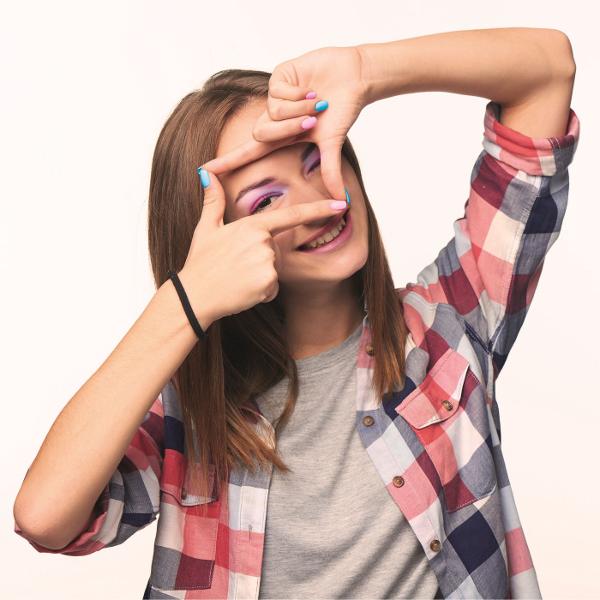 Un set pentru machiaj Crazy Chic care urmeaza tendinta unicornului foarte iubita de fete Doua tavi pline cu farduri de ochi rujuri luciu de buze si lacuri de unghii ideale pentru a le lua cu tine oriunde