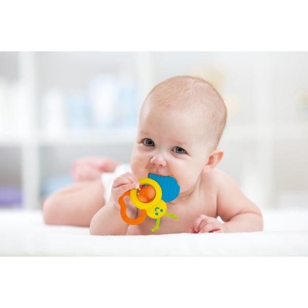 Zornaitoarea Fluturas este o jucarie interactiva si colorata conceputa special pentru bebelusi Aceasta jucarie este ideala pentru micutii incepand de la nastere 0 luni  oferindu-le ore intregi de distractie si dezvoltare senzoriala Fluturasul este usor de prins fiind perfect dimensionat pentru mainile mici ale bebelusilor Designul atractiv si culorile vii capteaza imediat atentia celor mici stimulandu-le curiozitatea si dorinta de a explora Jucaria este prevazuta cu o aripa texturata 