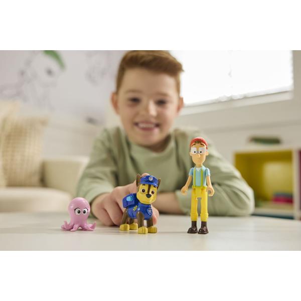 Porneste la distractie si aventura cu pachetul de 3 figurine din Patrula Catelusilor Acest trio dinamic este gata sa protejeze Golful Aventurii pe uscat si pe mare Personajul vine in uniforma in timp ce catelul este gata sa exploreze in echipamentul sau caracteristic Fiecare figurina este decorata cu detalii autentice ale personajelor si membre pozitionabile pentru misiuni de salvare palpitante Perfect pentru jocuri imaginative si povestiri acest set este excelent pentru fanii care doresc 