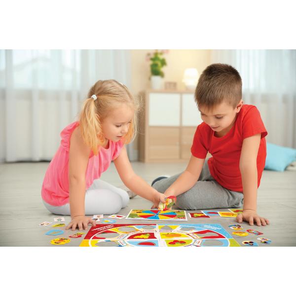 Luni &amp Anotimpuri este un joc educativ conceput pentru copiii de la 5 ani Prin joc copiii pot invata cele 4 anotimpuri cele 12 luni ale anului evenimentele si elementele caracteristice fiecareia  Jocul contine 1 tabla de joc cu 4 carti de puzzle 12 cartele detasabile cu 12 luni 1 copil pilot 1 baza verde din plastic 1 ruleta colorata 4 planse cu fructe 32 de planse pentru jocul de memorie si 1 ghid de instructiuni Toate jocurile lui Agerino au fost concepute de specialisti in 