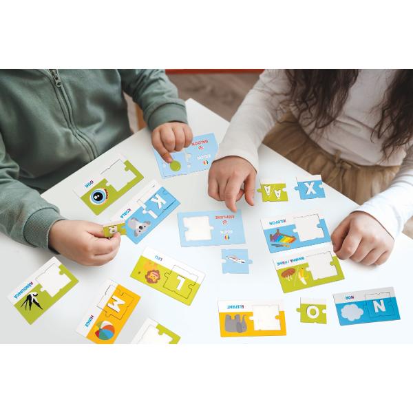 Alfabetul este joc educativ special conceput pentru copiii de la 3 ani Contine cartonase ilustrate cu animale si litere pentru o prima abordarea a alfabetului intr-un mod placut si distractiv invatand literele si sunetul lor Jocul indeamna copilul sa scrie primele cuvinte in romana si engleza Setul contine 30 de cartonase cu imagini si cuvinte 30 de piese de puzzle si 1 manual de instructiuni Valori dezvoltate citirea si scrierea logica si spiritul de observatie limba straina 