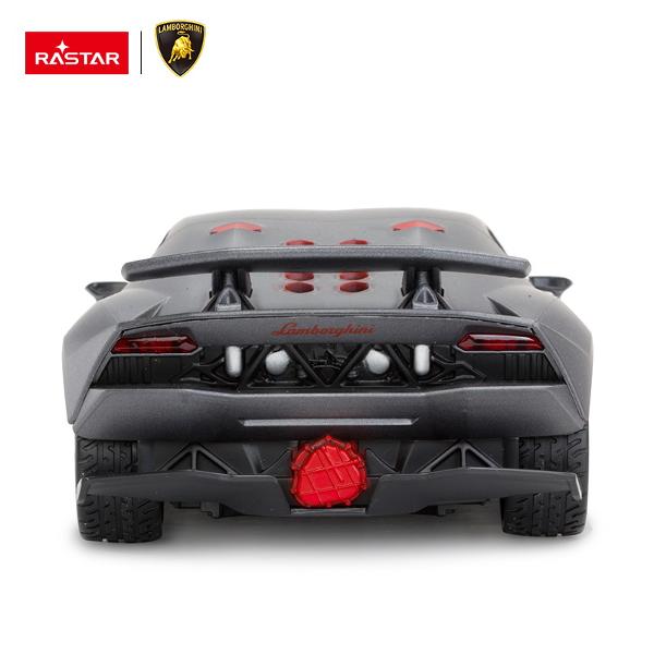 Copilul dumneavoastra se poate juca in voie cu masina cu telecomanda Lamborghini Sesto Elemento scara 1 la 18 oferita de brandul international Rastar Nicio cursa nu este imposibil de castigat cu acesta masinuta replica oficiala cu licenta a modelului original construita cu mare atentie la detalii Masinuta are proportiile ideale pentru momente pline de distractie si amuzament avand dimensiunile in centimetri dupa cum urmeaza  241165Masinuta functioneaza pe frecventa de 24GAlimentarea 