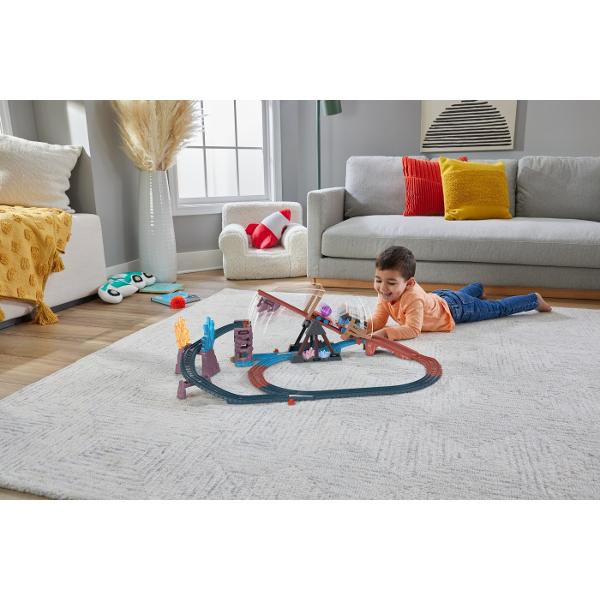 Copiii pot retrai calatoria captivanta a lui Thomas in Muntele Lookout din seria Thomas &amp Friends All Engines Go&trade cu acest set de tren motorizat pe baterii de la Fisher-Price&reg Crystal Caves Adventure Dispunand de 9 bucati de sina un pod basculant super cool si detalii si incarcatura distractive din Crystal Caves Acest set de tren plin de actiune le permite tinerilor conducatori sa-l trimita pe Thomas in cursa in pesteri pentru a-si livra incarcatura speciala din nou si 