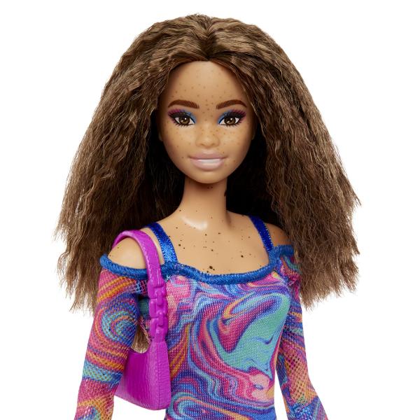 Fashionistas este una dintre cele mai indragite colectii Barbie oferind o gama larga de papusi cu diferite stiluri si accesorii introducand conceptul de diversitate si acceptare in randul fetelor Aceasta colectie include papusi cu diferite tipuri de siluete tonuri de piele culori de ochi si par astfel fetele nu se vor plictisi niciodata si isi vor gasi papusa asemanatoare stilului lor Papusile au stilul lor propriu inspirat de ultimele tendinte din moda si vin cu o tinuta completa 