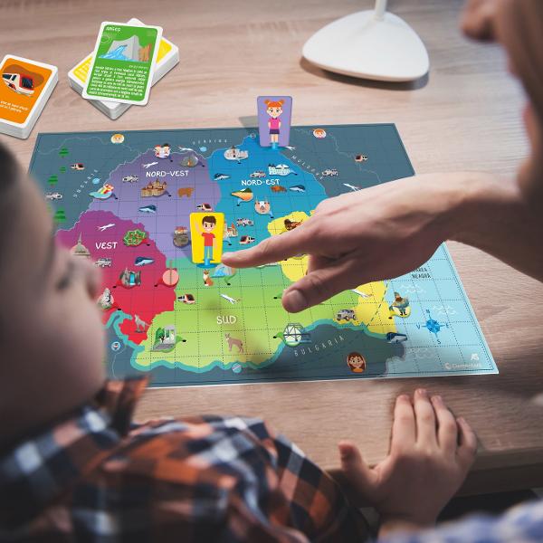 Camera foto harta si caiet sunteti gata sa explorati Romania Deplasati-va pe tabla pentru a ajunge la monumente si repere luand cele mai rapide mijloace de transport pentru a ajunge la destinatieFii atent la situatiile neasteptate si asigura-te ca folosesti abilitatile jucatorului tau pentru a termina calatoria inaintea competitieiUn joc educational uimitor care ii ajuta pe copii sa-si descopere tara in cel mai distractiv mod