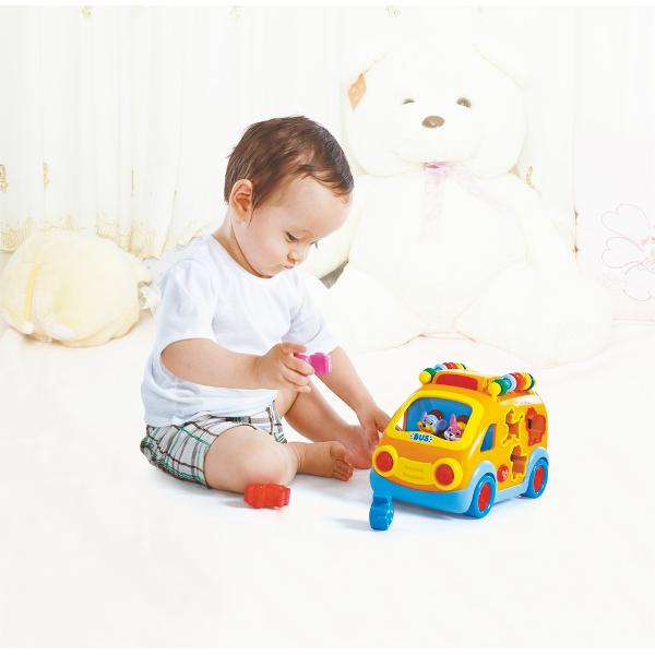 Furgoneta animalutelor cu forme lumini si sunete de la HolaToys va oferi copilului dumneavoastra momente pline de distractie si veselie iar dumneavoastra privindu-l zambete Apasa pe butoane roteste manetutele si cheitele introdu formele animalutelor corect in furgoneta aceste simple dar extrem de benefice activitati fiind benefice pentru dezvoltarea inteligentei si atrag dupa sine curiozitatea copilului in timpul jocului Luminile emise de catre aceasta ii starnesc curiozitatea 