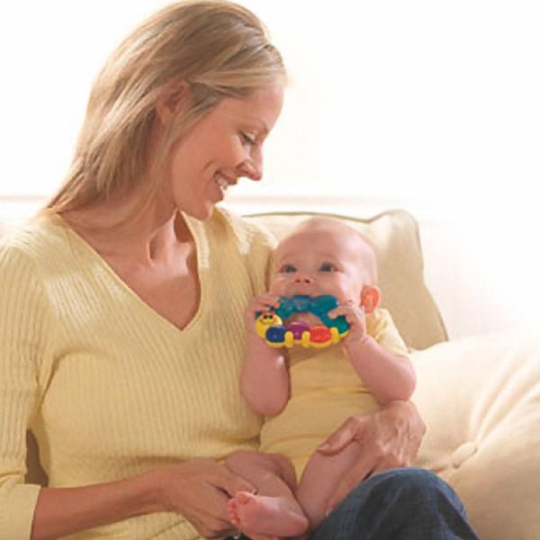 Jucariile bebe Hola Toys sunt produse special pentru dezvoltarea din primele luni ale bebelusului Ele pot servi drept jucarie pentru dentitie fiind utile pentru calmarea gingiilor iritate si umflate salivarea excesiva Formele speciale si culorile vii incurajeaza copilul sa exerseze si sa se joace stimuland astfel dezvoltarea individuala Nu contine bpa Se poate refrigera pentru 1 ora ajutand la calmarea gingiilor Este confectionata din materiale sigure si durabile