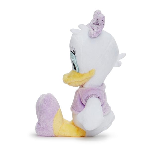 Daisy Duck este prietena lui Donald Duck Este o ratusca alba cu gene mari si penele din coada indoite pentru a sugera o fusta De obicei poarta o funda pe cap Are o simpatie puternica pentru Donald desi este adesea caracterizata ca fiind mai sofisticata decat el Acesta jucarie de plus este fabricata dintr-un material de calitate rezistent si in conformitate cu cerintele de calitate Disney Dimensiunea ei este de 20 de centimetri