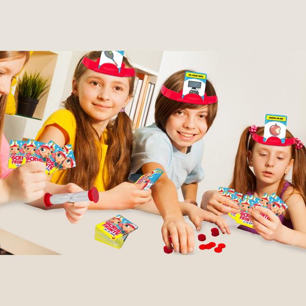 Ghici ce fac Inot dau cu mopul sau gatesc Originalul joc de societate in care trebuie sa ghicesti ce activitate incearca co-echiperii tai sa mimeze Cine va aduna cele mai multe puncte