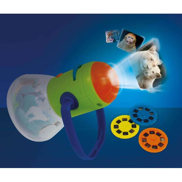O lanterna&nbsp;3-in-1 pentru descoperirea animalelorLanterna dispune de 3 moduri proiector lumina de noapte si tortaLumini LED cu temporizator de 15 minute Include trei discuri a cate opt diapozitiveInclude instructiuni ilustrate cu diagrame de asamblare si activitati distractiveNecesita 3 baterii AG13  LR44 incluse&nbsp;Varsta recomandata 3 aniDimensiuni cutie&nbsp;145 x 0850 x 18 cmCulorile si continutul pot 