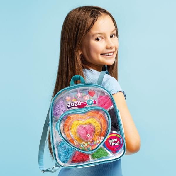 Set creativ Plexi Flexi in rucsac ideal pentru copii care iubesc activitati handmade si accesorii colorate Acest kit include 2000 de elasticuri multicolore 5 accesorii si 30 de margele pentru decorare oferind tot ce este necesar pentru realizarea unor bratari si creatii unice Setul este ambalat intr-un rucsac modern si practic care permite transportul facil tuturor componentelor astfel incat copiii pot crea oriunde  acasa in vacanta sau alaturi de prieteni Rucsacul poate fi folosit si 