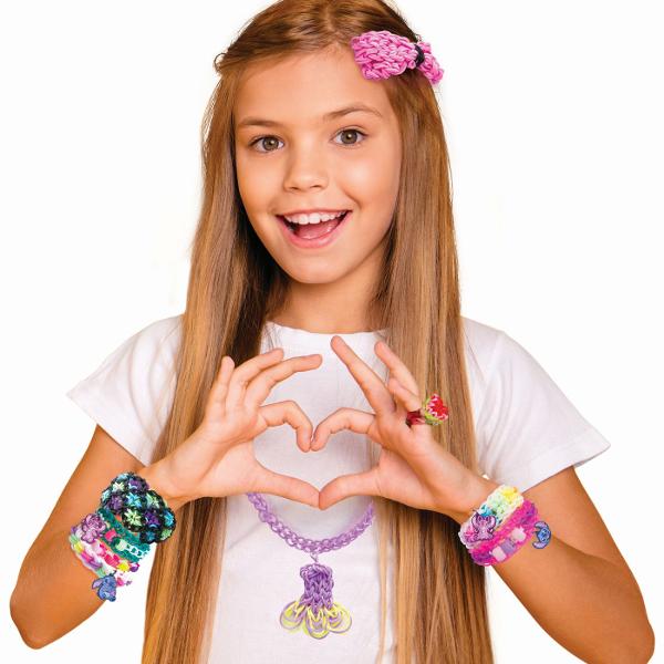 Set creativ Plexi Flexi Stitch ideal pentru copii pasionati de activitati handmade si accesorii colorate Acest kit complet include o cutie mare cu 4500 de elasticuri multicolore 100 de accesorii decorative si un razboi de tesut oferind tot ce este necesar pentru realizarea unor bratari inele si alte creatii unice inspirate de persoana preferata Stitch Copiii isi pot dezvolta creativitatea si indemanarea combinand culorile si accesorii pentru a crea modele variate si originale Setul 