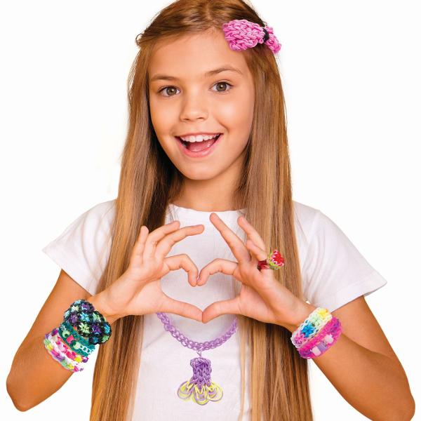 Set creativ Plexi Flexi Love ideal pentru copii pasionati de activitati handmade si accesorii colorate Acest kit complet permite realizarea de bratari inele si alte creatii unice care pot fi personalizate cu piese decorative vibrante pentru modele originale si expresive Activitatea stimuleaza creativitatea indemanarea si atentia la detalii oferind o experienta relaxanta si distractiva Setul vine intr-un organizator modern de depozitare compartimentat eficient pentru a pastra toate 