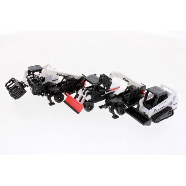Set de joaca tematic de constructii Bobcat conceput pentru a recrea activitatile din santier si pentru a stimula imaginatia copiilor Include mai multe vehicule utilitare si o varietate de accesorii specifice realizate din metal si plastic pentru durabilitate si detalii realiste Elementele setului permit simularea diverselor operatiuni precum incarcare ridicare transport si manipulare materiale Fiecare vehicul este echipat cu componente mobile iar accesorii completeaza scenariile de 