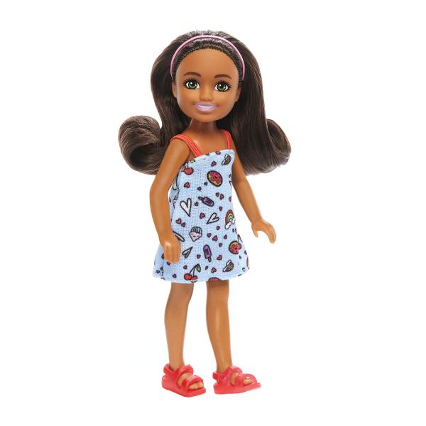 Papusile Barbie Chelsea vin cu pantofi si piese vestimentare detasabile Creeaza povesti nenumarate cu scenarii diferite impreuna cu papusile Chelsea Pentru scenarii creative achizitioneaza toate papusile Chelsea Papusa Chelsea si prietenii ei sunt o sursa de inspiratie pentru a explora si imagina lumea inconjuratoare Aceasta adorabila papusa Chelsea de 15 cm poarta o rochita albastra cu imprimeu colorat si bretele Parul sau saten este accesorizat cu o bentita roz iar aspectul ei este 