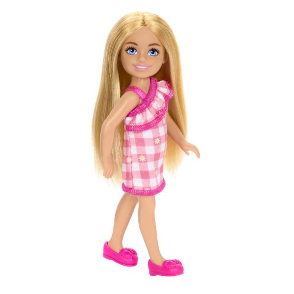 Papusile Barbie Chelsea vin cu pantofi si piese vestimentare detasabile Creeaza povesti nenumarate cu scenarii diferite impreuna cu papusile Chelsea Pentru scenarii creative achizitioneaza toate papusile Chelsea Aceasta papusa se remarca prin farmecul ei si este imbracata intr-o frumoasa rochie roz cu carouri si imprimeu inflorat care o face sa straluceasca Parul blond al papusii Chelsea este coafat lung si drept iar papucii roz completeaza perfect look-ul sau fermecator