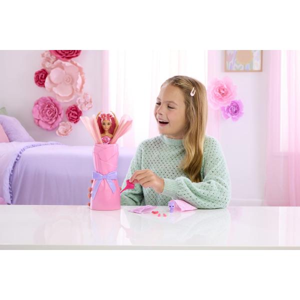 Barbie Petal Pop Papusa Barbie Trandafir Rosu este o jucarie surpriza creativa si plina de magie care ascunde in interior o papusa si accesorii adorabile Ambalajul in forma de floare cu petale colorate si design elegant se deschide pentru a dezvalui sau experienta de unboxing captivanta In interior se afla o papusa Barbie si un mic companion oferind multiple posibilitati de joaca si povesti imaginative Texturile culorile pastelate si detaliile florale stimuleaza simturile si 