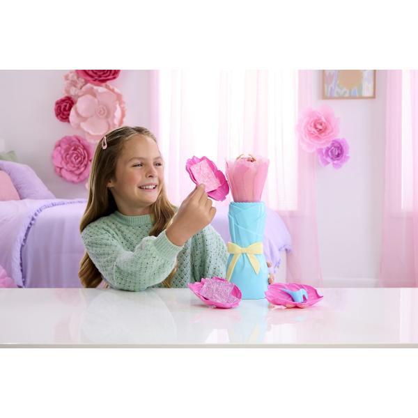 Barbie Petal Pop Papusa Barbie Lalea Roz este o jucarie surpriza creativa si plina de magie care ascunde in interior o papusa si accesorii adorabile Ambalajul in forma de floare cu petale colorate si design elegant se deschide pentru a dezvalui sau experienta de unboxing captivanta In interior se afla o papusa Barbie si un mic companion oferind multiple posibilitati de joaca si povesti imaginative Texturile culorile pastelate si detaliile florale stimuleaza simturile si creativitatea 