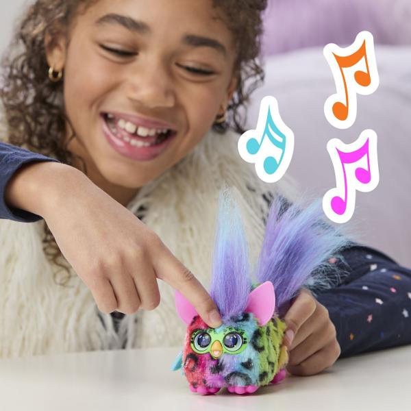 Jucarie interactiva din gama Furby Furblets conceputa pentru distractie muzicala si interactiune dinamica Produsul are un design compact si colorat cu blanita moale si detalii expresive fiind usor de transport si utiliza oriunde Jucaria este echipata cu peste 45 de sunete si efecte muzicale oferind o experienta variata prin activarea diferitelor functii Interactioneaza prin atingere si manipulare raspunzand cu sunete amuzante si melodii stimuland imaginatia si curiozitatea copiilor 
