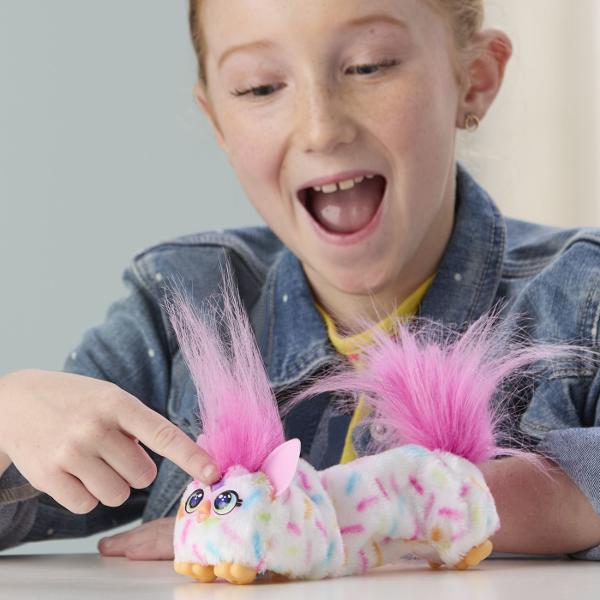 Jucarie interactiva din gama Furby Furblets BERRY conceputa pentru distractie muzicala si interactiune dinamica Produsul are un design compact si colorat cu blanita moale si detalii expresive fiind usor de transport si utiliza oriunde Jucaria este echipata cu peste 45 de sunete si efecte muzicale oferind o experienta variata prin activarea diferitelor functii Interactioneaza prin atingere si manipulare raspunzand cu sunete amuzante si melodii stimuland imaginatia si curiozitatea 