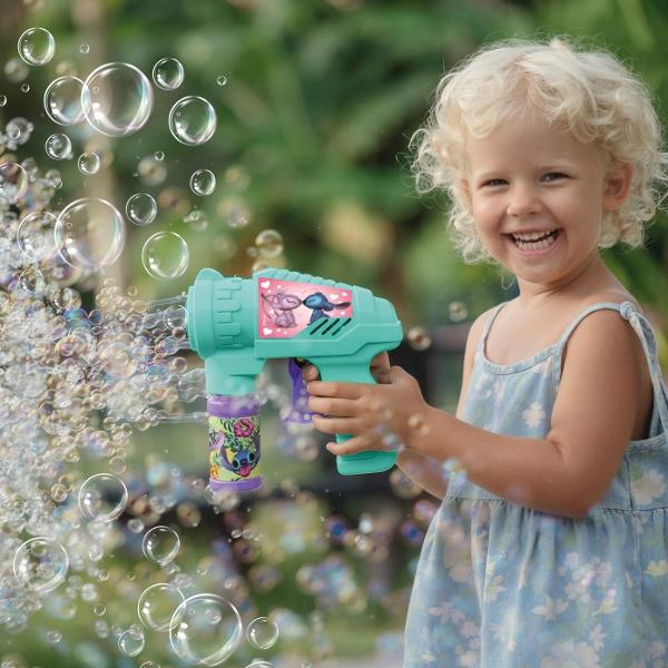 Pistol pentru baloane de sapun Disney Stitch ideal pentru distractie usoara si rapida in aer liber Acest bubble blower are un design atractiv inspirat din universul Stitch si este foarte simplu de utilizat fiind potrivit chiar si pentru copiii mai mici Functioneaza mecanic fara baterii astfel incat copiii pot crea baloane de sapun printr-o simpla apasa fara nevoie de alimentare electrica Setul include si un recipient cu solutie pentru baloane gata de utilizare imediata Forma ergonomica 