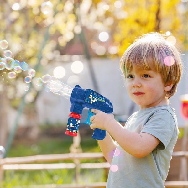 Pistol pentru baloane de sapun Sonic ideal pentru distractie rapida si usoara in aer liber Inspirat din universul Sonic acest bubble blower are un design atractiv si culori vibrante fiind perfect pentru copiii care iubesc jocurile dinamice Functioneaza mecanic fara baterii astfel incat copiii pot crea baloane de sapun printr-o simpla apasa fara nevoie de alimentare electrica Setul include si un recipient cu solutie pentru baloane gata de utilizare imediata Forma ergonomica permite o 