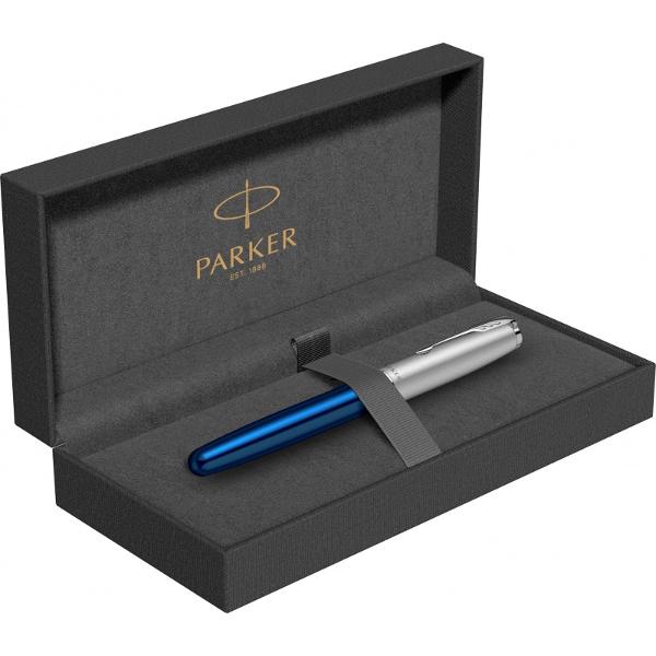 Gama Sonnet este lansata in anul 1994 si este un remake in varianta moderna a legendarului Vacumatic din 1933 care inglobeaza pentru prima data clipul in forma de sageata o emblema incontestabila a marcii de peste ocean Aceasta colectie face legatura dintre trecut si prezent fiind considerata o veritabila punte peste timp ce reuseste sa aduca in zilele noastre o farama din faima si stralucirea casei producatoare de instrumente de scris Parker Considerat de unii un sonnet dedicat scrierii 
