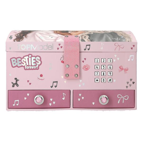 Pentru bijuterii sau mici comori &537;i secrete Cutia roz pentru bijuterii TOPModel se deschide doar atunci c&acirc;nd este introdus codul corect din 4 cifre personalizabilschimbabil Apoi noua melodie TOPModel BEST FRIENDS se aude timp de aproximativ 20 de secunde Cu motive frumoase cu modele &537;i pictograme dr&259;gu&539;e la exterior &537;i &icirc;n interior Compartimentul principal o incrusta&539;ie deta&537;abil&259; cu trei compartimente &537;i dou&259; sertare cu 
