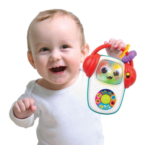 Player-ul Muzical Portabil Winfun este o jucarie interactiva special conceputa pentru bebelusi de la 3 luni ideala pentru stimularea auditiva si dezvoltarea timpurie Designul colorat si prietenos cu fata zambitoare si casti mari atrage imediat atentia celor mici si ii incurajeaza sa exploreze Jucaria reda 10 melodii clasice si 10 melodii vesele fiind insotite de lumini intermitente care creeaza o experienta senzoriala completa Butonul central rotativ si comenzile usor de apasa sunt 