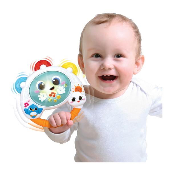Tamburina Winfun este o jucarie muzicala ideala pentru bebelusi conceputa pentru a stimula simturile si coordonarea Cu un design colorat si vesel aceasta este usor de apucat de catre micutul tau oferindu-i o experienta de joaca interactiva Atunci cand este apasata tamburina emite sunete si melodii vesele iar lumini intermitente se aprind atragand atentia si stimuland curiozitatea copilului Agitand tamburina bebelusul va auzi sunete de pasarele si zgomote de zornait ajutand la 