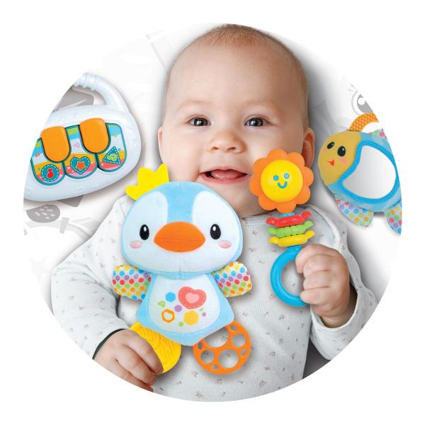 Winfun Set Jucarii Interactive Cadou Nou Nascuti este un set complet de jucarii pentru bebelusi special conceput pentru a stimula dezvoltarea senzoriala inca din primele luni de viata Setul include mai multe jucarii interactive realizate din materiale sigure si placute la atingere precum o jucarie de plus moale elemente de dentitie zornaitoare si o jucarie muzicala cu sunete si lumini Culorile vii texturile variate si functiile interactive atrag atentia copilului si incurajeaza 
