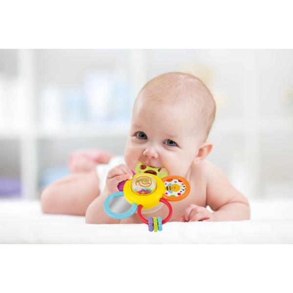 O jucarie adorabila si plina de culoare floricica interactiva este un companion perfect pentru bebelusi incepand cu varsta de 6 luni Fiecare dintre cele 5 petale ofera o activitate distincta creand o experienta captivanta si educativa pentru cei mici Zornaitoarea de pe una dintre petale emite sunete placute care atrag atentia si stimuleaza auzul si coordonarea mana-ochi Oglinda sigura pentru bebelusi de pe alta petala ii permite micutului sa descopere propria reflexie Pe o alta petala se 