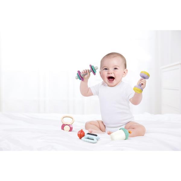 Set 9 jucarii gingivale in forma de echipamente cu tematica de sala Acest adorabil set de zornaituri stimuleaza abilitatile motorii fine descoperirea senzoriala si ii ajuta pe copii sa inteleaga cauza si efectul Este usor de tinut in mana si de manevrat Usor de dezinfectat Creste-ti copilul pentru a deveni un pasionat de sport Jucariile de dentitie ajuta la calmarea disconfortului gingival zornaitoarele ajuta la stimularea simturilor si la antrenarea abilitatilor motorii