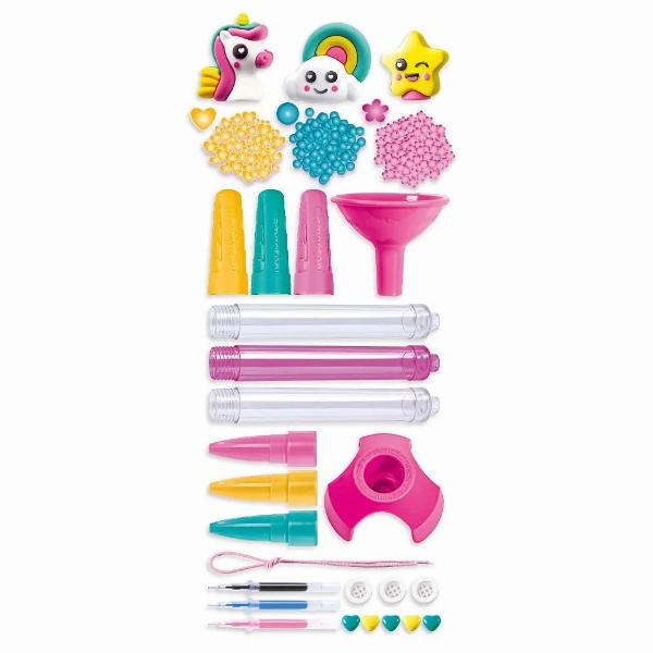 Set creativ Clementoni Idea special conceput pentru copiii care isi doresc sa isi exprime creativitatea intr-un mod original si distractiv Acest set permite realizarea a trei pixuri unice ce pot fi personalizate cu diverse decoratiuni si figurine colorate oferind libertate completa de design Procesul de asamblare este simplu si intuitiv transformand fiecare etapa intr-o activitate placuta si educativa Copiii pot combina elementele incluse pentru a crea modele diferite dezvoltandu-si 