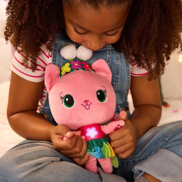 Descopera magia universului Gabbys Dollhouse cu adorabila jucarie de plus Zana Pisicuta din colectia Fairylandia un companion perfect pentru joaca si moment de poveste Cu un design delicat si culori pastelate aceasta figurina de plus impresioneaza prin detaliile atent realizate de la aripile inspirate din lumea zanelor pana la accesorii florale si expresia prietenoasa Realizata din materiale moi si placute la atingere jucaria este ideala pentru imbratisari si joaca zilnica Functia 