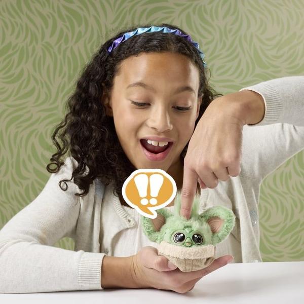 Jucarie interactiva tip Furblets Grogu compacta si usor de transport conceputa pentru distractie rapida si interactiune muzicala Produsul reda peste 45 de sunete si efecte audio oferind o experienta dinamica prin activarea diferitelor functii tactile Designul colorat si expresiv atrage atentia iar dimensiunea redusa permite utilizarea oriunde acasa sau in deplasare Este realizat din materiale rezistente potrivite pentru utilizare frecventa Produsul functioneaza pe baza de baterie tip 
