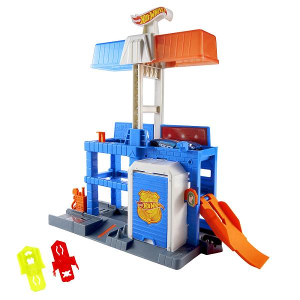 Unitatile de oras Hot Wheels le permit copiilor sa creeze propriul peisaj urban plin de cascadorii si aventuri cool Fiecare set contribuie la tematica de inamic Hot Wheels City incorporand elemente care sugereaza ca o creatura sta la panda in apropiere asteptand sa se napusteasca Toate se conecteaza la alte seturi Hot Wheels prin mai multe puncte de conexiune si fiecare include un vehicul Hot Wheels pentru joc de impins direct din cutie Cu locuri familiare precum un atelier de reparatii un 