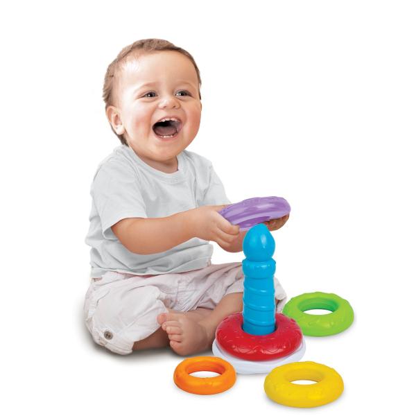 Turnul cu cercuri colorate pentru copii in forma de tort este conceput special pentru dezvoltarea abilitatilor motorii si cognitive ale copiilor cu varsta incepand de la 6 luni Produsul consta intr-o baza solida pe care sunt stivuite in mod circular cinci cercuri de dimensiuni diferite fiecare fiind vopsit in culori vibrante si atragatoare Scopul principal al jucariei este sa stimuleze explorarea si invatarea conceptelor de dimensiune si culoare printr-o varietate de activitati interactive 