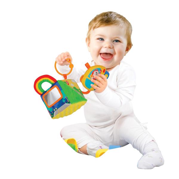 Cubul din material textil cu activitati multiple este conceput special pentru manutele mici ale bebelusilor Cu o varietate de texturi diferite si culori contrastante indraznete acest cub isi propune sa capteze atentia si concentrarea micutilor in timp ce descopera lumea inconjuratoare Fata zambitoare a soarelui taxiul fosnitor oglinda sigura pentru bebelusi manerul colorat in forma de curcubeu si volanul sunt doar cateva dintre caracteristicile care ii vor incanta pe cei mici Aceste 