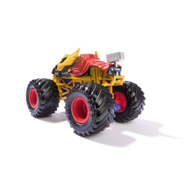 Paseste in universul plin de actiune in care Monster Jam huruie si supereroii Marvel se inalta Seria de camioane vopsite Marvel Monster Jam la scara 164 nu este doar o colectie Este un omagiu adus Universului Marvel Aceste camioane de tip monster truck inscriptionate cu simbolurile si culorile unor embleme precum Thor Captain America Iron Man Black Panther si Spider-Man aduc acasa spectacolul superputerilor si al cascadoriilor de pe stadion Cu anvelope autentice BKT si o caroserie cu 