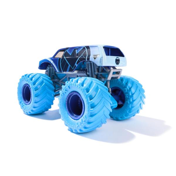 Paseste in universul plin de actiune in care Monster Jam huruie si supereroii Marvel se inalta Seria de camioane vopsite Marvel Monster Jam la scara 164 nu este doar o colectie Este un omagiu adus Universului Marvel Aceste camioane de tip monster truck inscriptionate cu simbolurile si culorile unor embleme precum Thor Captain America Iron Man Black Panther si Spider-Man aduc acasa spectacolul superputerilor si al cascadoriilor de pe stadion Cu anvelope autentice BKT si o caroserie cu 