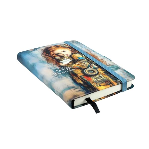 Coperta frumos decorat&259; &537;i durabil&259; a carnetelului g&259;zduie&537;te 80 de pagini liniate ceea ce faciliteaz&259; notarea ideilor sau &539;inerea unui jurnal Are &537;i un semn de carte facilit&acirc;nd marcarea paginilor importante
