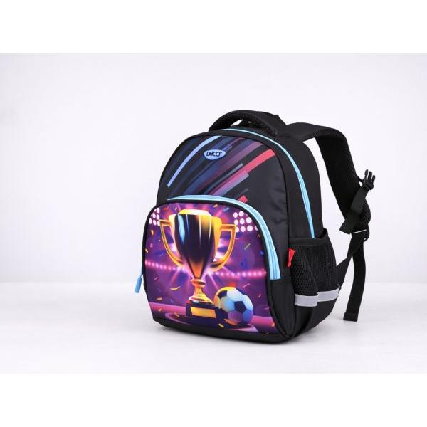 Ghiozdanul&nbsp;DACO&nbsp;cu model &bdquo;Cup&259;&rdquo; este alegerea perfect&259; pentru copiii pasiona&539;i de sport competi&539;ie &537;i victorie Designul modern cu un trofeu auriu &537;i minge de fotbal pe fundal dinamic inspir&259; ambi&539;ie &537;i spirit de campion fiind ideal pentru micu&539;ii energici care ador&259; mi&537;carea &537;i joaca activ&259;p data-start442 