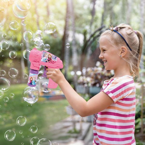 Pistol pentru baloane de sapun Disney Frozen ideal pentru copiii care adora joaca in aer liber si personajele Elsa si Anna Introdu flaconul cu solutie in pistolul pentru baloane apasa pe tragaci si creeaza mii de baloane de sapun intr-un mod simplu si distractiv Functioneaza fara baterii fiind usor de utilizat oriunde Setul include un flacon cu 56 ml de solutie pentru baloane gata de folosire Design colorat inspirat din universul Frozen perfect pentru joaca petreceri sau activitati in 