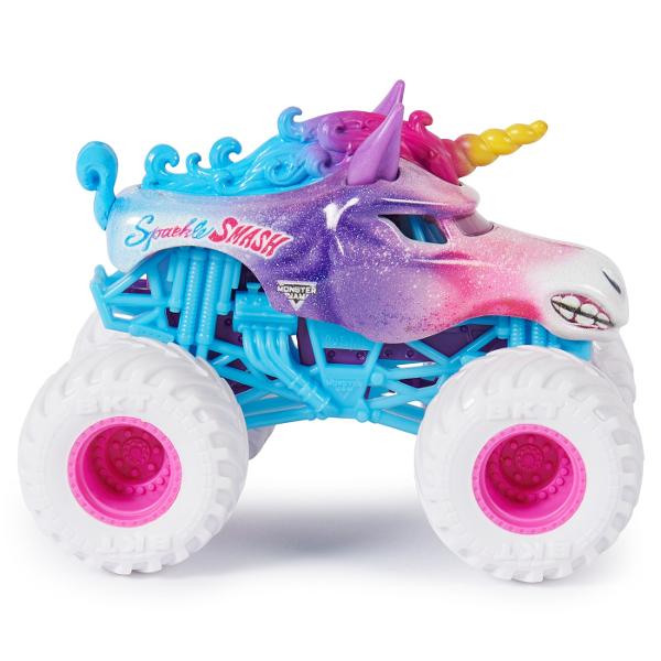 Pregateste-te pentru confruntari epice cu camioanele oficiale Monster Jam la scara 164 2 pachete de camioane fabricate cu formare prin injectie Fiecare pachet de 2 prezinta confruntari ale celor mai populare si mai cautate camioane monster Monster Jam cum ar fi Groparul contra &Icircnvatamant superior Buldozer contra Alergator pe linie Balaur contra Yeti si altele Fiecare camion Monster Jam din pachetul de 2 are detalii si grafica uimitoare si fiecare camion de jucarie are un sofer 