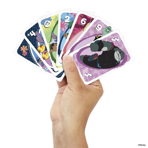 Joc De Carti UNO Disney Lilo Stitch aduce distractia jocului clasic UNO intr-o editie tematica inspirata din universul Disney Lilo &amp Stitch Cartile sunt decorate cu ilustratii colorate ale personajelor indragite iar jocul pastreaza regulile rapide si usor de invatat potriveste cartile dupa culoare sau numar si foloseste cartile speciale pentru a schimba cursul jocului Editia include si o regula speciala tematica care adauga mai multa actiune si distractie fiecarei runde Produsul este 