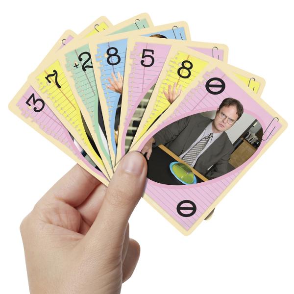 Jocul de carti UNO The Office aduce regulile clasice UNO intr-o editie speciala inspirata de universul The Office Jucatorii trebuie sa potriveasca rapid cartile dupa culoare sau numar sa foloseasca strategic cartile speciale si sa scape primii de toate cartile din mana Editia include ilustratii tematice din The Office si o regula speciala care adauga mai mult umor si suspans fiecarei runde Jocul este potrivit pentru 2-10 jucatori si este recomandat copiilor cu varsta de peste 7 ani fiind 